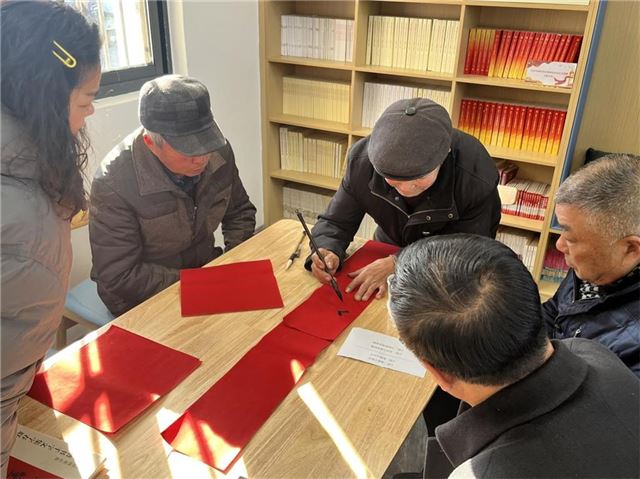 兴化市合陈镇卜寨村开展“喜迎新春”送福活